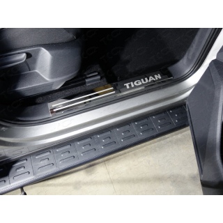Накладки на пластиковые пороги (лист зеркальный надпись Tiguan) VOLKSWAGEN Tiguan (Фольксваген Тигуан) с 2017 года