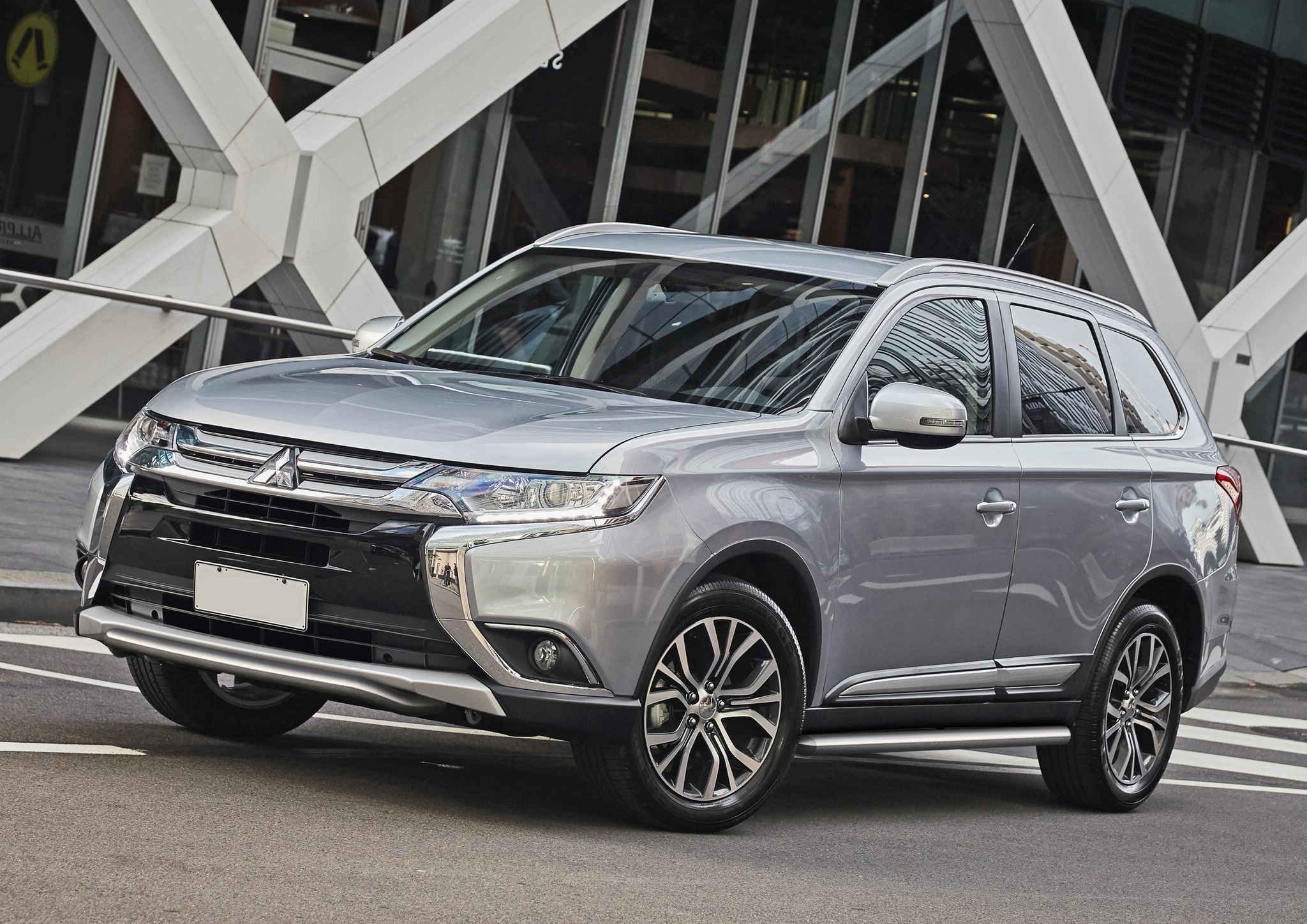 Mitsubishi outlander 2015 год